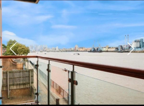 Amazing River view 2 bedroom apartment, sleeps 6 , balcony and parking